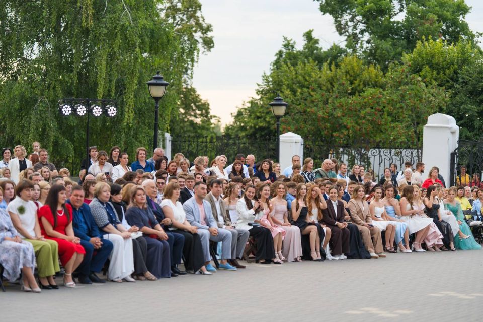 Станислав Дзасохов: В добрый путь, выпускники! Станислав Дзасохов: В добрый путь, выпускники!