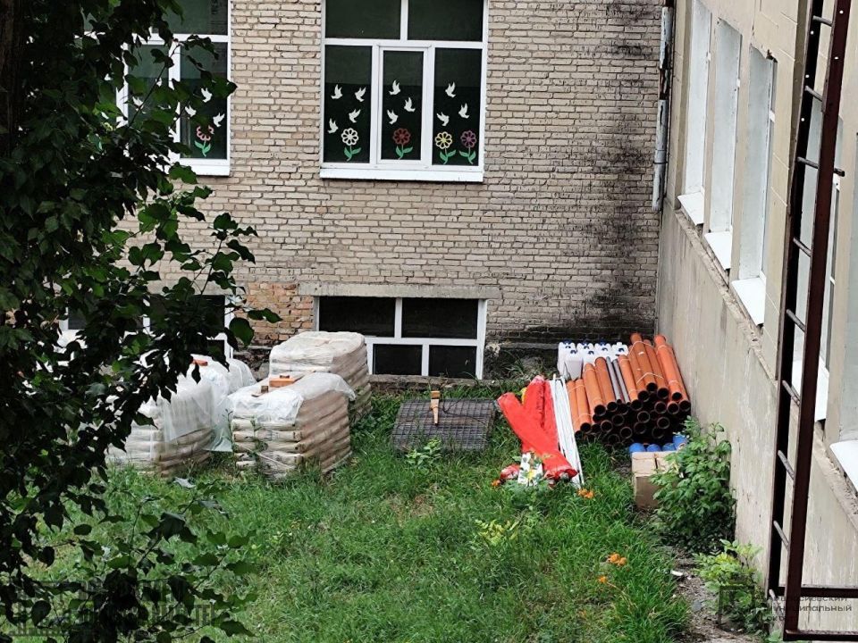Игорь Лызов: Ученики и учителя школы № 2 Амвросиевки поблагодарили амурских строителей за восстановление Игорь Лызов: Ученики и учителя школы № 2 Амвросиевки поблагодарили амурских строителей за восстановление