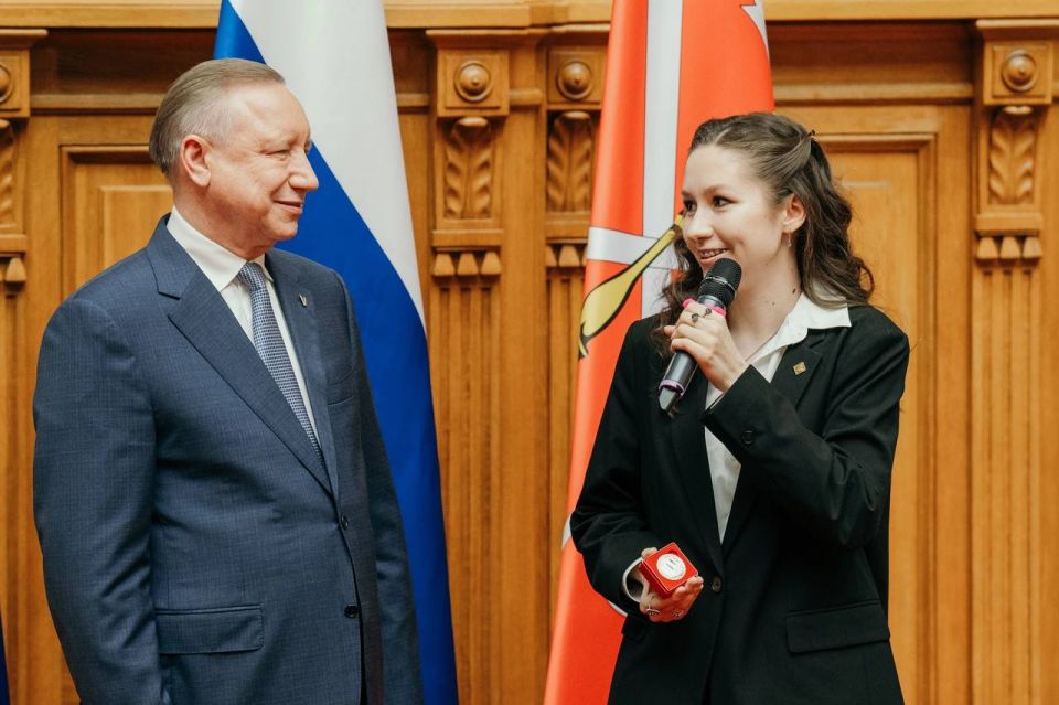 Выпускники из Мариуполя получили аттестаты в Таврическом дворце Выпускники из Мариуполя получили аттестаты в Таврическом дворце