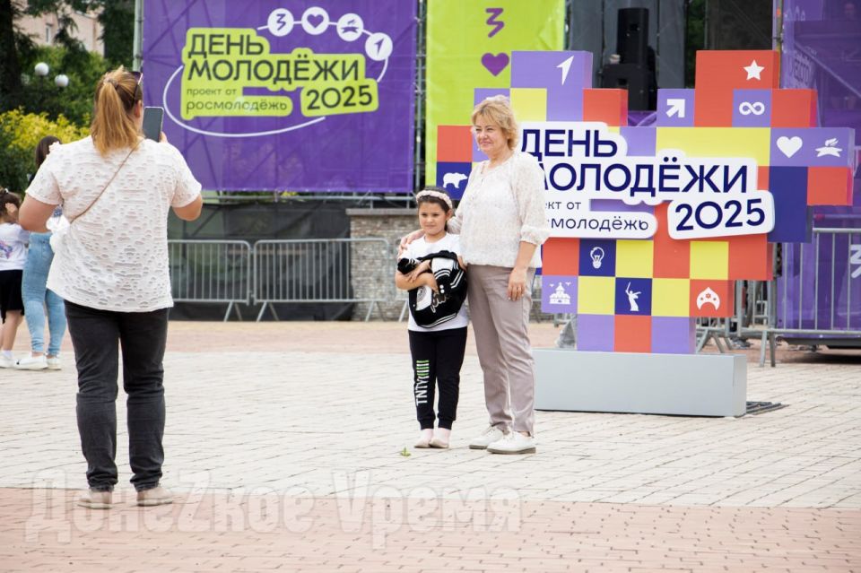 "Донецк живет": в столице ДНР отпраздновали День молодежи "Донецк живет": в столице ДНР отпраздновали День молодежи