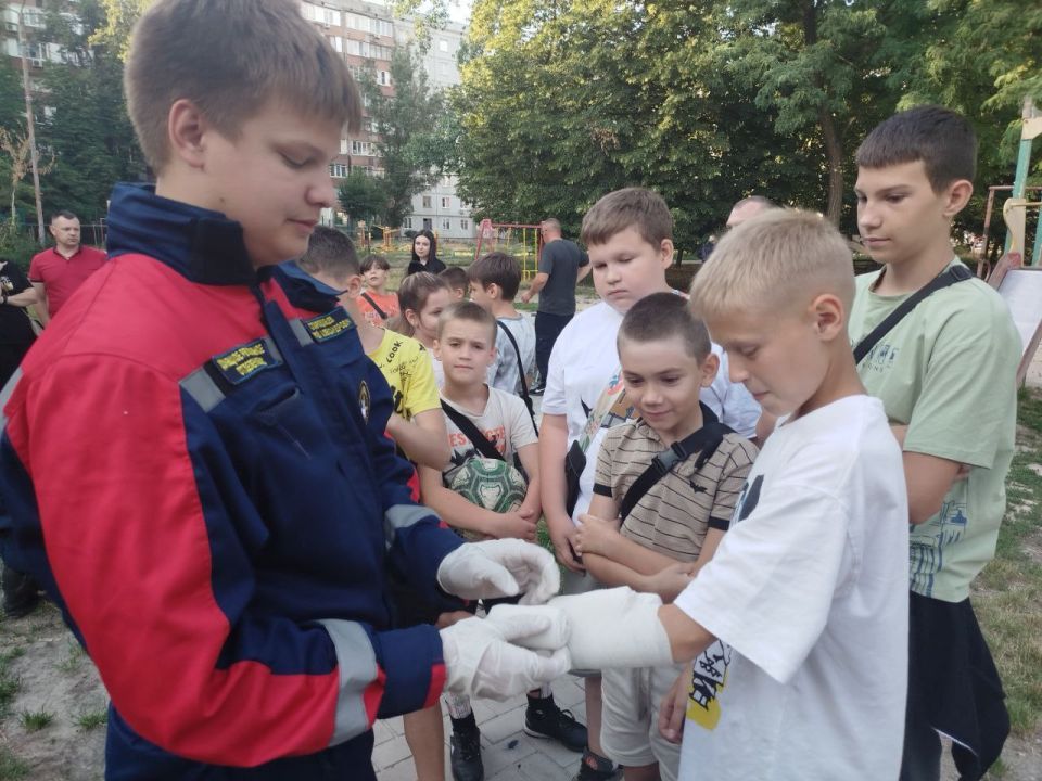 «Старший брат» расскажет. Добровольцы Мариупольского ССО ВСКС ПГТУ провели мастер-класс по оказанию первой помощи на городском пляже и у школы №53 в рамках проекта «Старший брат» «Старший брат» расскажет. Добровольцы Мариупольского ССО ВСКС ПГТУ провели мастер-класс по оказанию первой помощи на городском пляже и у школы №53 в рамках проекта «Старший брат»