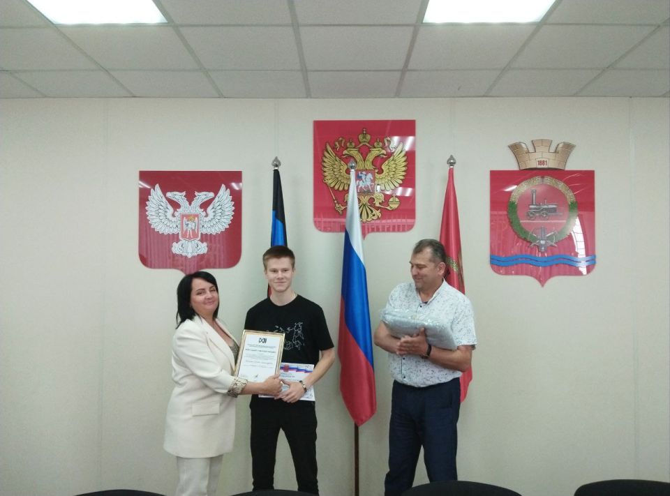 В связи с празднованием Дня Молодежи проведено награждение активных ребят Волновахского муниципального округа В связи с празднованием Дня Молодежи проведено награждение активных ребят Волновахского муниципального округа