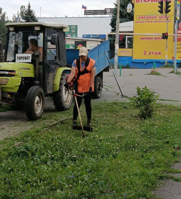 Коммунальщики Снежного продолжают благоустраивать территории общего пользования Коммунальщики Снежного продолжают благоустраивать территории общего пользования
