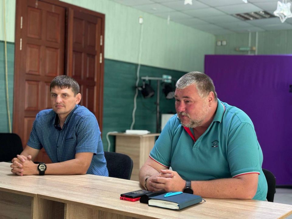 Пообщались на равных. Молодежь Мангушского муниципального округа пообщалась с депутатом местного совета — Владимиром Беш Владимир Васильевич рассказал о жизненном опыте, а также подчеркнул, что молодёжь — это будущее и... Пообщались на равных. Молодежь Мангушского муниципального округа пообщалась с депутатом местного совета — Владимиром Беш Владимир Васильевич рассказал о жизненном опыте, а также подчеркнул, что молодёжь — это будущее и...