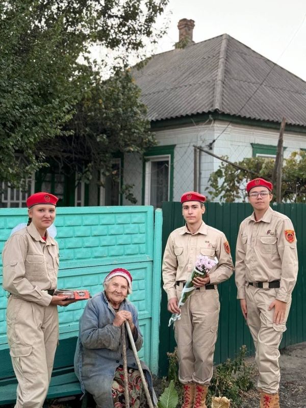 Юнармейцы ВПК "Красная звезда" ГБОУ "Средняя школа № 22 г.о.Харцызск" навестили ветерана Великой Отечественной войны Педич Л.А Юнармейцы ВПК "Красная звезда" ГБОУ "Средняя школа № 22 г.о.Харцызск" навестили ветерана Великой Отечественной войны Педич Л.А