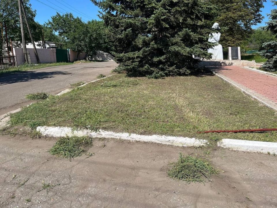 Выполняя основные направления проекта «Историческая память», члены Мангушского местного отделения Всероссийской политической партии «Единая Россия» благоустроили территорию возле памятника Великой Отечественной войны —... Выполняя основные направления проекта «Историческая память», члены Мангушского местного отделения Всероссийской политической партии «Единая Россия» благоустроили территорию возле памятника Великой Отечественной войны —...