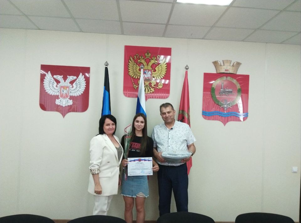 В связи с празднованием Дня Молодежи проведено награждение активных ребят Волновахского муниципального округа В связи с празднованием Дня Молодежи проведено награждение активных ребят Волновахского муниципального округа