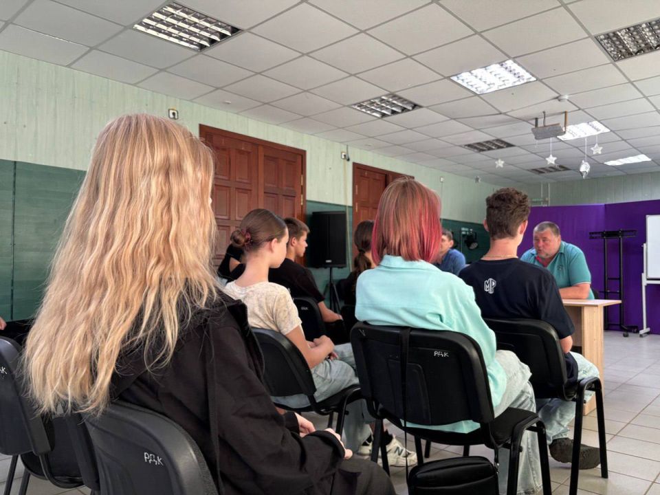 Пообщались на равных. Молодежь Мангушского муниципального округа пообщалась с депутатом местного совета — Владимиром Беш Владимир Васильевич рассказал о жизненном опыте, а также подчеркнул, что молодёжь — это будущее и... Пообщались на равных. Молодежь Мангушского муниципального округа пообщалась с депутатом местного совета — Владимиром Беш Владимир Васильевич рассказал о жизненном опыте, а также подчеркнул, что молодёжь — это будущее и...