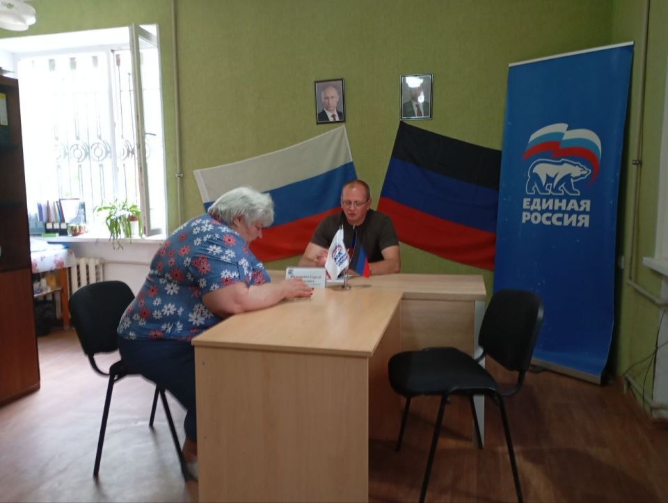 Председатель Дебальцевского городского совета Донецкой Народной Республики Шульженко Сергей Васильевич провел личный прием граждан в общественной приемной Всероссийской политической партии «Единая Россия» Председатель Дебальцевского городского совета Донецкой Народной Республики Шульженко Сергей Васильевич провел личный прием граждан в общественной приемной Всероссийской политической партии «Единая Россия»