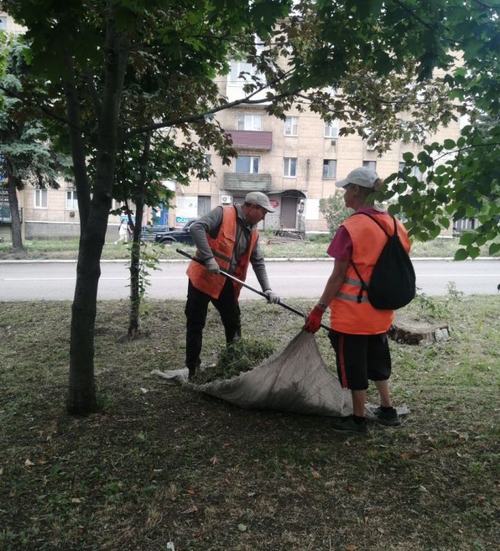Коммунальщики Снежного продолжают благоустраивать территории общего пользования Коммунальщики Снежного продолжают благоустраивать территории общего пользования