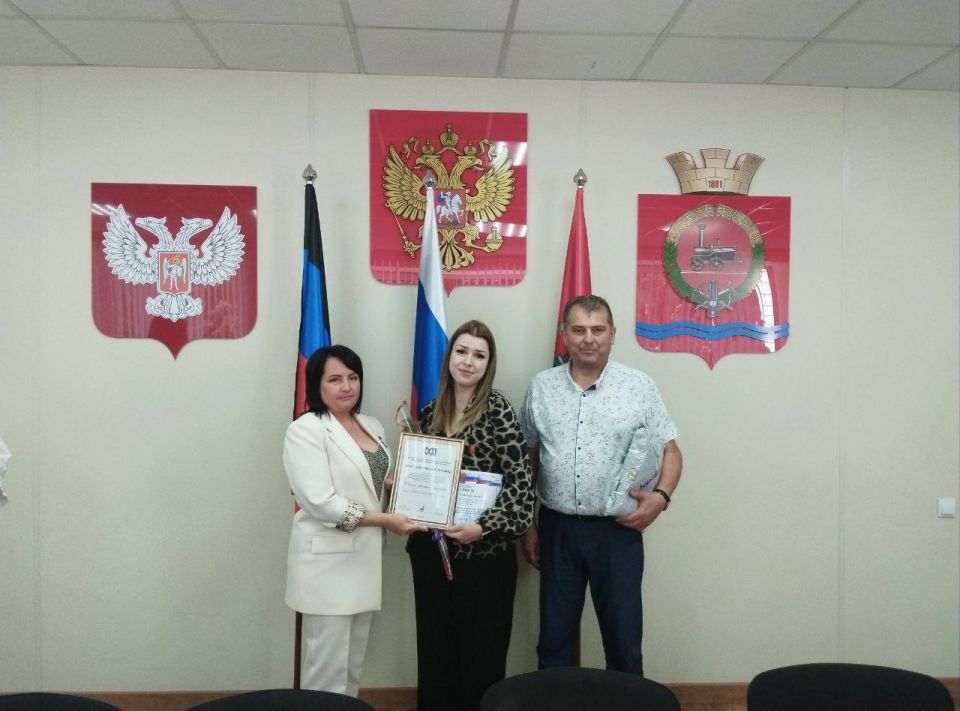 В связи с празднованием Дня Молодежи проведено награждение активных ребят Волновахского муниципального округа В связи с празднованием Дня Молодежи проведено награждение активных ребят Волновахского муниципального округа