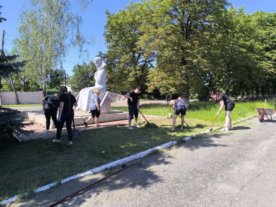 Выполняя основные направления проекта «Историческая память», члены Мангушского местного отделения Всероссийской политической партии «Единая Россия» благоустроили территорию возле памятника Великой Отечественной войны —... Выполняя основные направления проекта «Историческая память», члены Мангушского местного отделения Всероссийской политической партии «Единая Россия» благоустроили территорию возле памятника Великой Отечественной войны —...