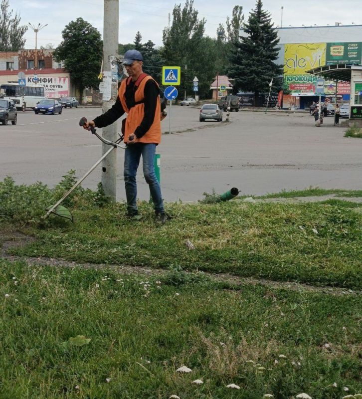 Коммунальщики Снежного продолжают благоустраивать территории общего пользования Коммунальщики Снежного продолжают благоустраивать территории общего пользования