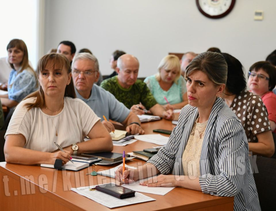 Провёл аппаратное совещание с руководителями районов и структурных подразделений городской администрации Провёл аппаратное совещание с руководителями районов и структурных подразделений городской администрации