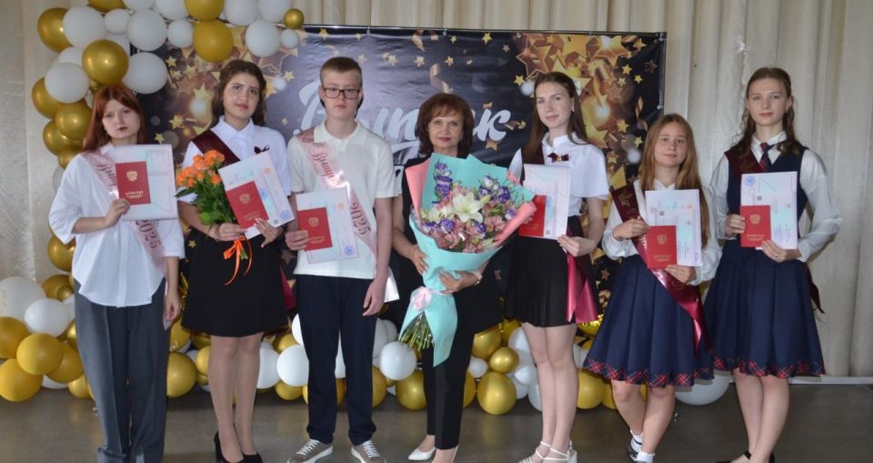 В школах Снежного прошли торжественные церемонии вручения аттестатов выпускникам В школах Снежного прошли торжественные церемонии вручения аттестатов выпускникам