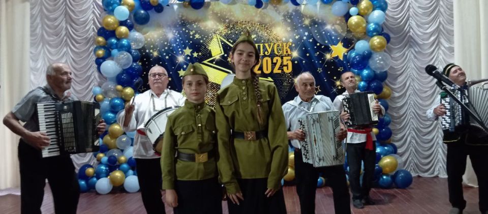 Участницы вокальной подготовительной группы ансамбля "Тайфа" с удовольствием встретили "День молодёжи" с песнями на сцене Игнатьевского СДК Участницы вокальной подготовительной группы ансамбля "Тайфа" с удовольствием встретили "День молодёжи" с песнями на сцене Игнатьевского СДК