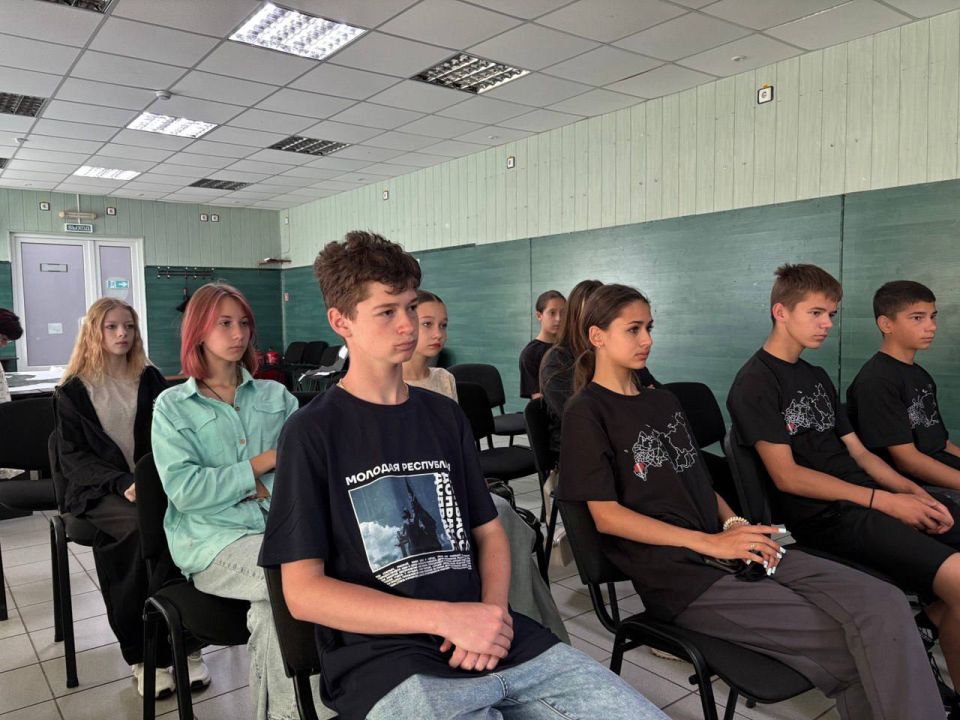 Пообщались на равных. Молодежь Мангушского муниципального округа пообщалась с депутатом местного совета — Владимиром Беш Владимир Васильевич рассказал о жизненном опыте, а также подчеркнул, что молодёжь — это будущее и... Пообщались на равных. Молодежь Мангушского муниципального округа пообщалась с депутатом местного совета — Владимиром Беш Владимир Васильевич рассказал о жизненном опыте, а также подчеркнул, что молодёжь — это будущее и...