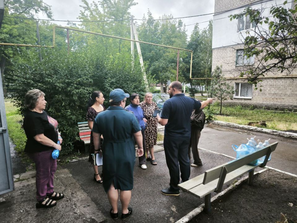 Продолжаются сходы с жителями Ленинского района города Донецка Продолжаются сходы с жителями Ленинского района города Донецка