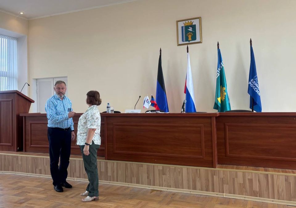 Секретарь Мангушского местного отделения Всероссийской политической партии «Единая Россия» Борис Трима провел совещание, собравшее секретарей первичных общественных организаций местного отделения партии «Единая Россия»... Секретарь Мангушского местного отделения Всероссийской политической партии «Единая Россия» Борис Трима провел совещание, собравшее секретарей первичных общественных организаций местного отделения партии «Единая Россия»...