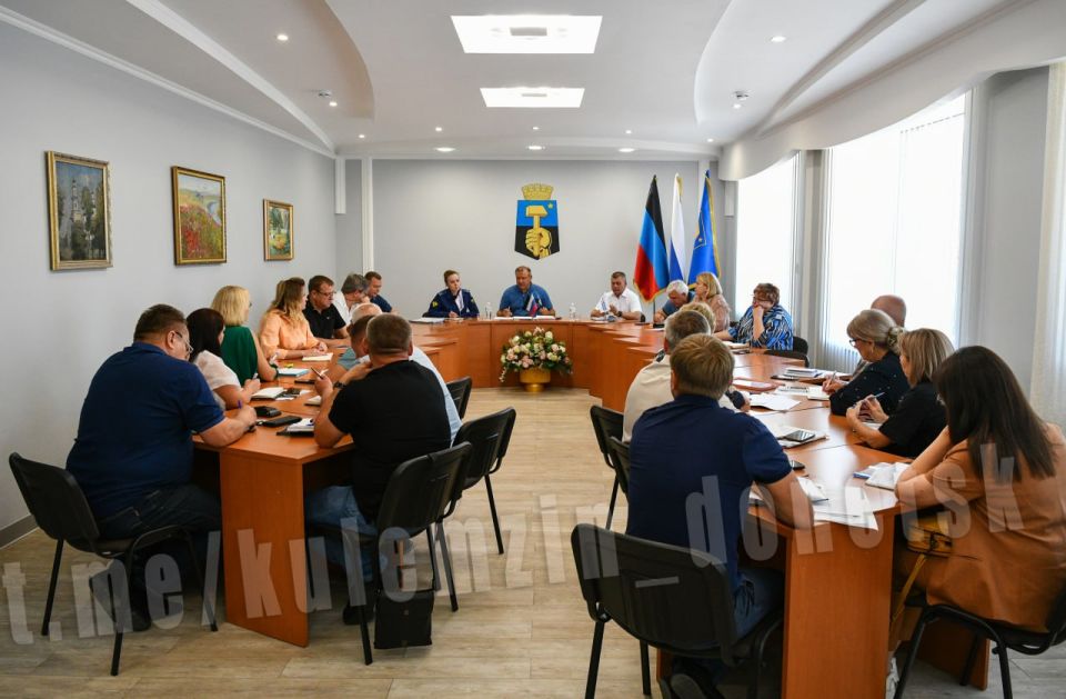 Провёл аппаратное совещание с руководителями районов и структурных подразделений городской администрации Провёл аппаратное совещание с руководителями районов и структурных подразделений городской администрации