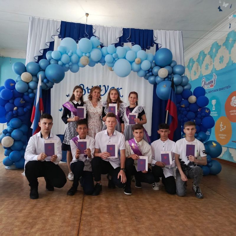 В школах Снежного прошли торжественные церемонии вручения аттестатов выпускникам В школах Снежного прошли торжественные церемонии вручения аттестатов выпускникам