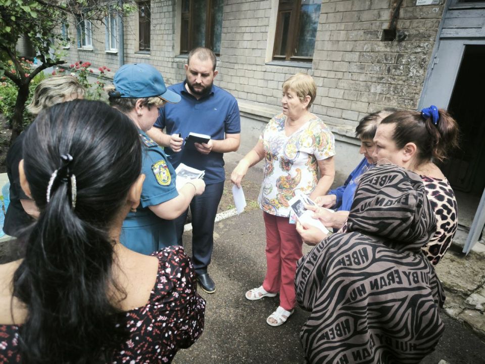 Продолжаются сходы с жителями Ленинского района города Донецка Продолжаются сходы с жителями Ленинского района города Донецка