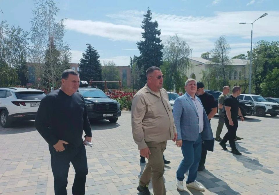 Андрей Чертков: С заместителем министра строительства и ЖКХ России Валерием Леоновым провели в Амвросиевке расширенное совещание по подготовке наших муниципалитетов к предстоящему отопительному сезону Андрей Чертков: С заместителем министра строительства и ЖКХ России Валерием Леоновым провели в Амвросиевке расширенное совещание по подготовке наших муниципалитетов к предстоящему отопительному сезону