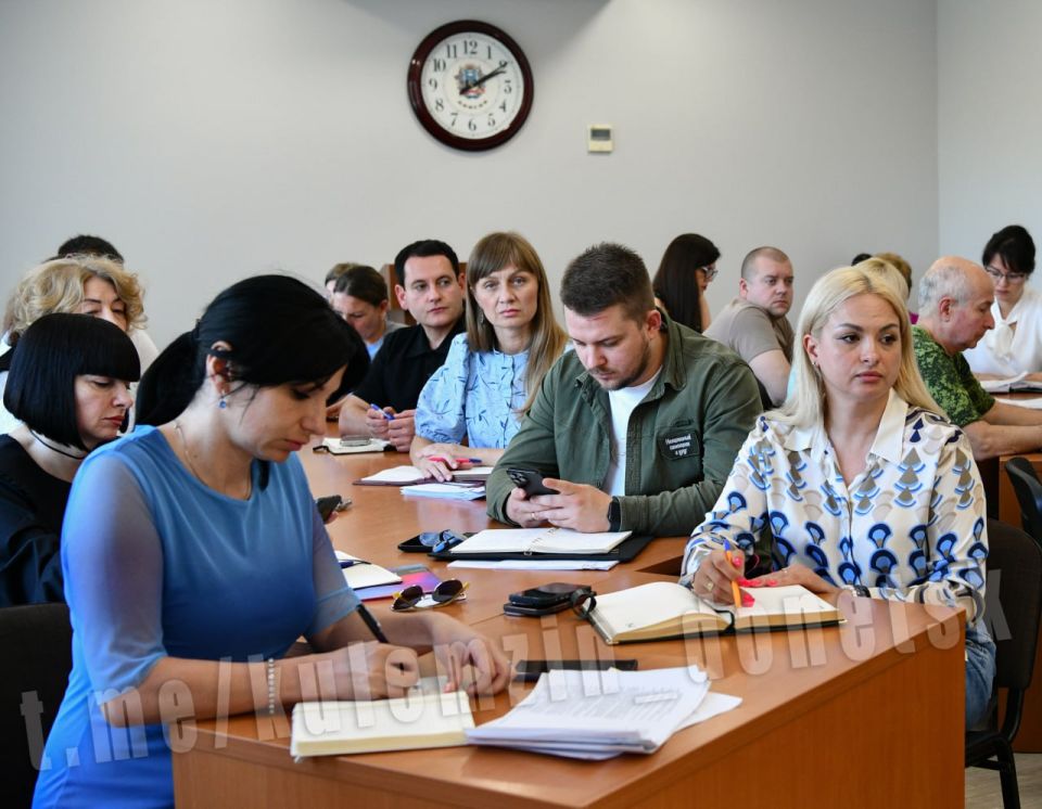 Провёл аппаратное совещание с руководителями районов и структурных подразделений городской администрации Провёл аппаратное совещание с руководителями районов и структурных подразделений городской администрации