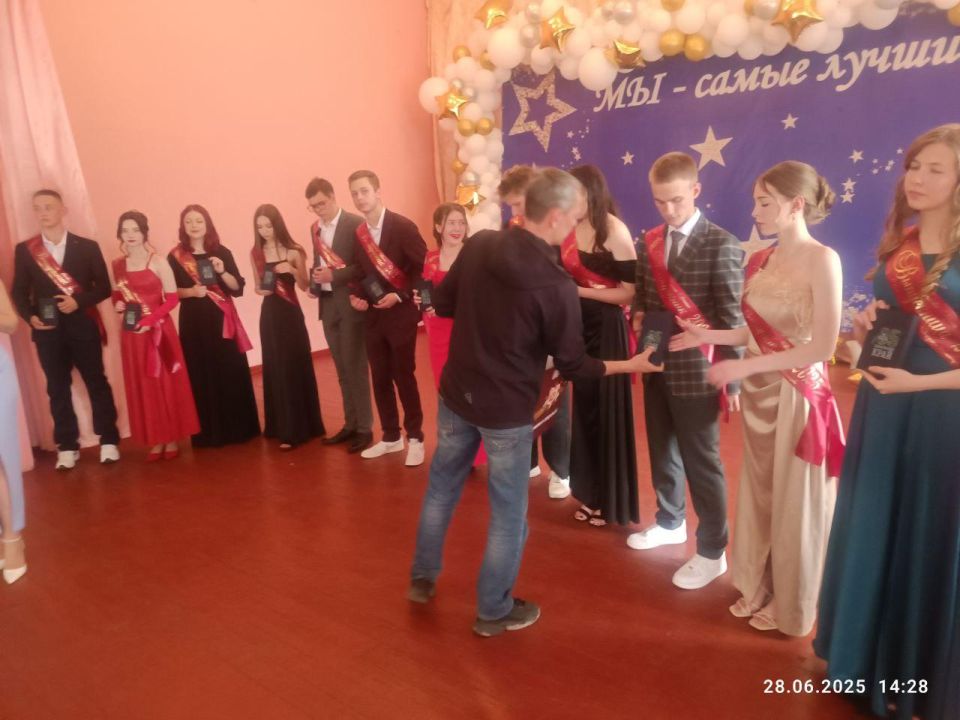 Представители Хабаровского края поздравили выпускников Дебальцево Представители Хабаровского края поздравили выпускников Дебальцево