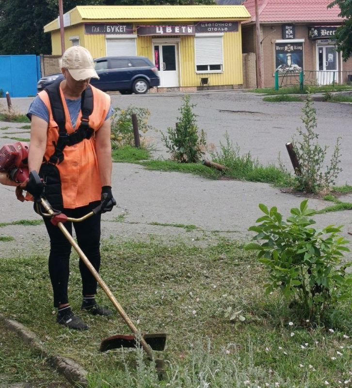 Коммунальщики Снежного продолжают благоустраивать территории общего пользования Коммунальщики Снежного продолжают благоустраивать территории общего пользования