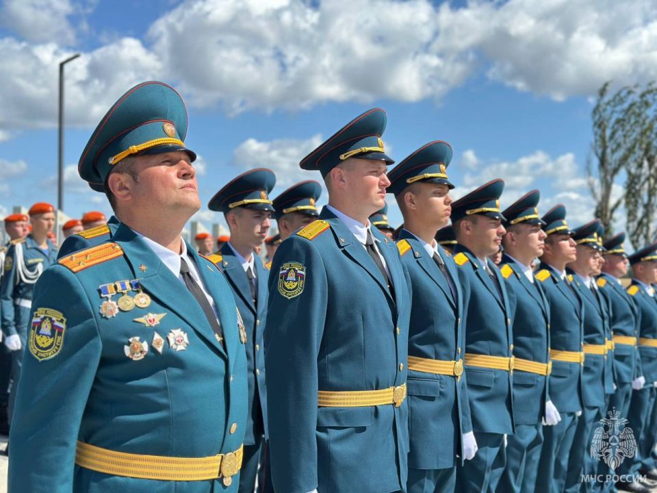 Выпускникам Донецкого института Государственной противопожарной службы МЧС России вручены дипломы Выпускникам Донецкого института Государственной противопожарной службы МЧС России вручены дипломы