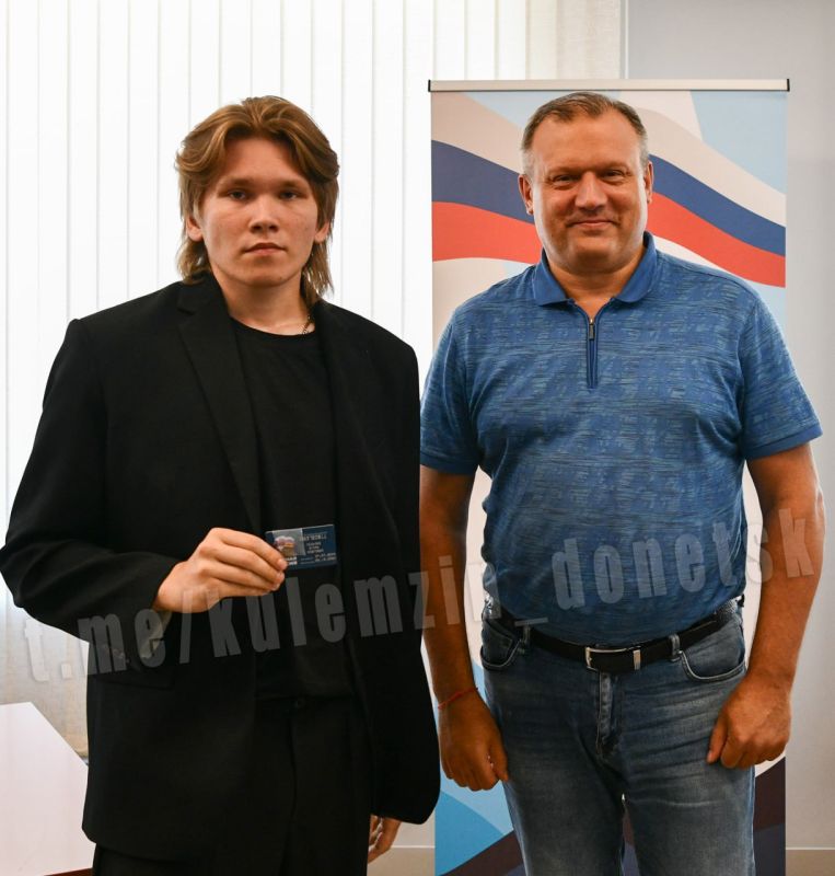 Алексей Кулемзин: Сегодня вручил переходящее Знамя Донецкого городского местного отделения партии «ЕДИНАЯ РОССИЯ» активу Управы Ворошиловского внутригородского района за активное участие в реализации партийных программ и... Алексей Кулемзин: Сегодня вручил переходящее Знамя Донецкого городского местного отделения партии «ЕДИНАЯ РОССИЯ» активу Управы Ворошиловского внутригородского района за активное участие в реализации партийных программ и...