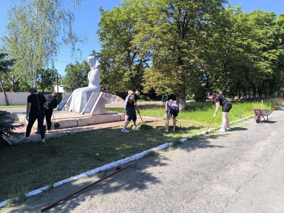 Выполняя основные направления проекта «Историческая память», члены Мангушского местного отделения Всероссийской политической партии «Единая Россия» благоустроили территорию возле памятника Великой Отечественной войны —... Выполняя основные направления проекта «Историческая память», члены Мангушского местного отделения Всероссийской политической партии «Единая Россия» благоустроили территорию возле памятника Великой Отечественной войны —...