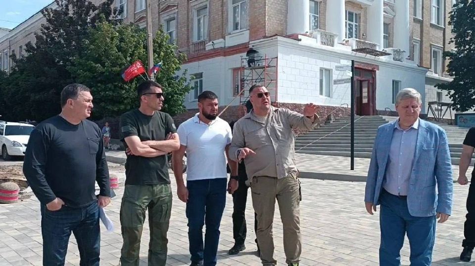 Андрей Чертков: С заместителем министра строительства и ЖКХ России Валерием Леоновым провели в Амвросиевке расширенное совещание по подготовке наших муниципалитетов к предстоящему отопительному сезону Андрей Чертков: С заместителем министра строительства и ЖКХ России Валерием Леоновым провели в Амвросиевке расширенное совещание по подготовке наших муниципалитетов к предстоящему отопительному сезону
