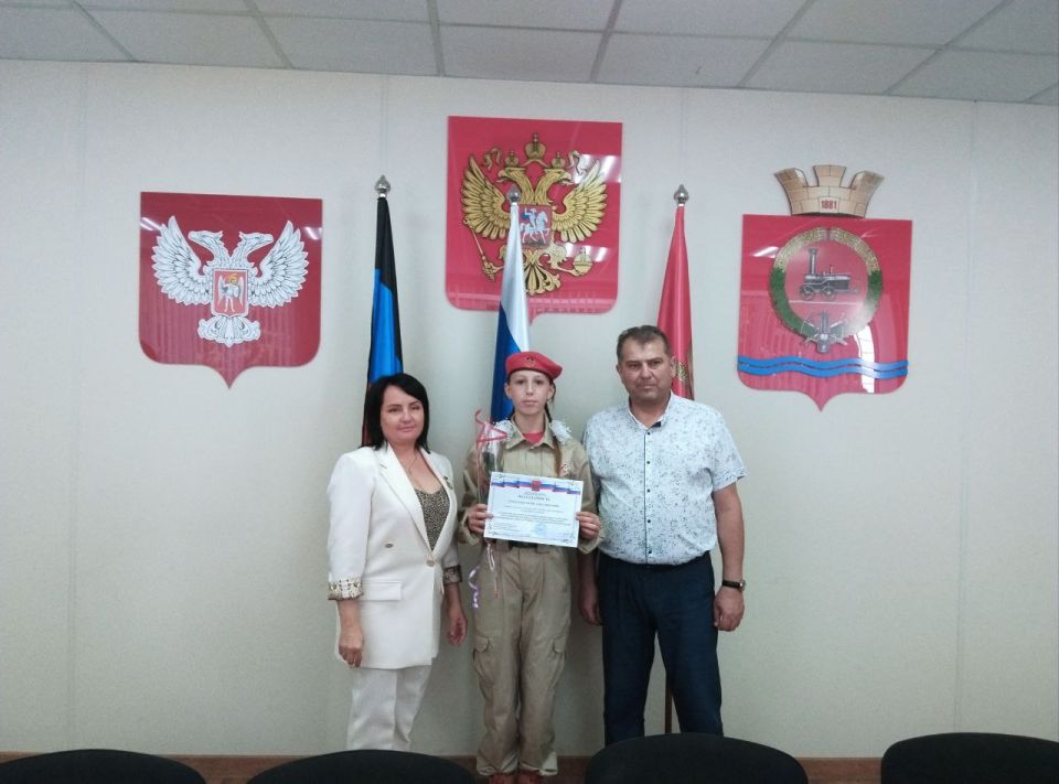 В связи с празднованием Дня Молодежи проведено награждение активных ребят Волновахского муниципального округа В связи с празднованием Дня Молодежи проведено награждение активных ребят Волновахского муниципального округа