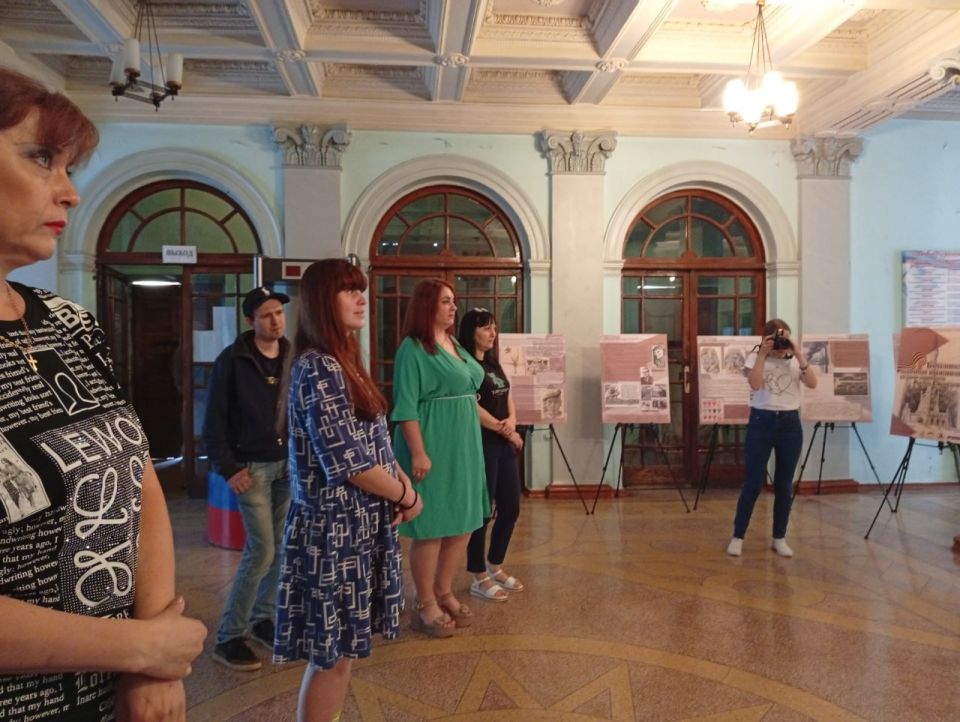 1 июля в Зугрэсском городском Дворце культуры состоялось открытие планшетной выставки донецкого художника, пережившего ужасы концлагерей Вевельсбург и Бухенвальд - «Бухенвальд: Штрихи выживания. Рисунки Романа Ефименко» 1 июля в Зугрэсском городском Дворце культуры состоялось открытие планшетной выставки донецкого художника, пережившего ужасы концлагерей Вевельсбург и Бухенвальд - «Бухенвальд: Штрихи выживания. Рисунки Романа Ефименко»