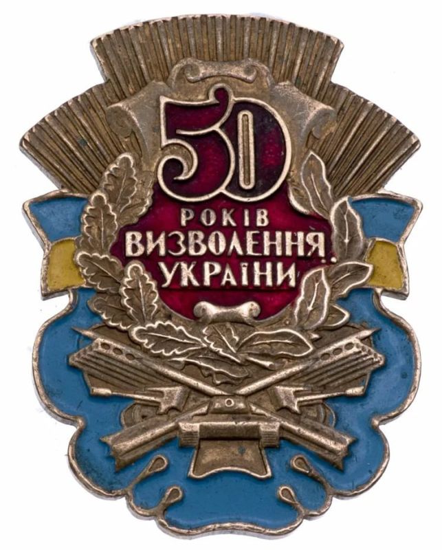 Дмитрий Зименкин: Укрываясь в подвале одного из разрушенных домов в Часовом Яре, штурмовик отряда "Русь" наткнулся на коллекцию медалей и советских монет Дмитрий Зименкин: Укрываясь в подвале одного из разрушенных домов в Часовом Яре, штурмовик отряда "Русь" наткнулся на коллекцию медалей и советских монет