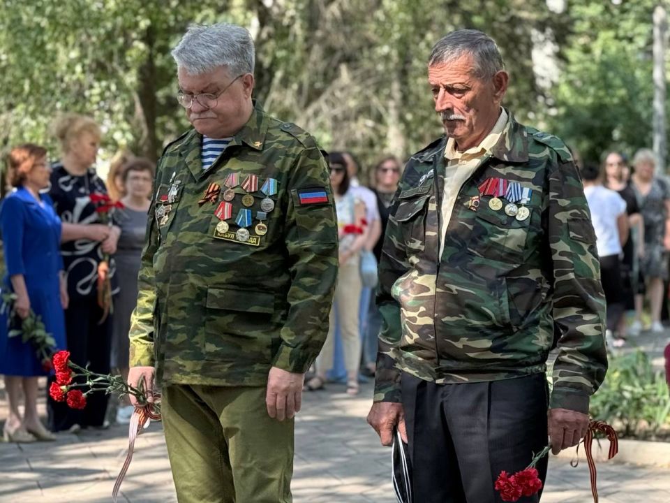 Александр Шатов: В Шахтерске состоялось памятное мероприятие с возложением цветов, посвященное Дню ветеранов боевых действий Александр Шатов: В Шахтерске состоялось памятное мероприятие с возложением цветов, посвященное Дню ветеранов боевых действий