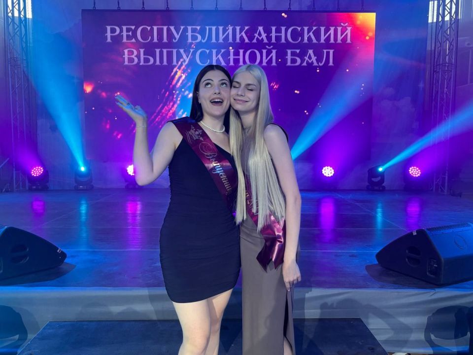Выпускницы из Кировского посетили выпускной бал «Будущее Донбасса» Выпускницы из Кировского посетили выпускной бал «Будущее Донбасса»