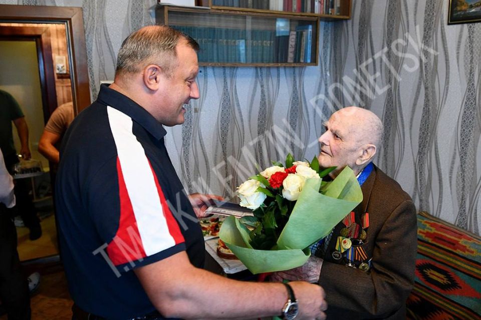 Глава Донецка поздравил ветерана Великой Отечественной со 100-летием Глава Донецка поздравил ветерана Великой Отечественной со 100-летием