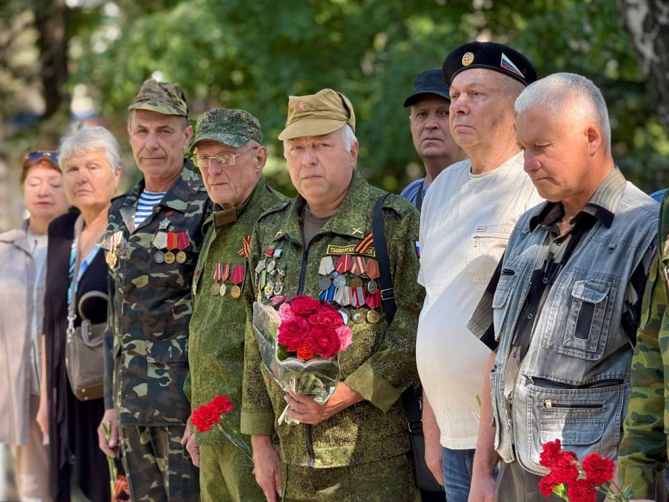 Александр Шатов: В Шахтерске состоялось памятное мероприятие с возложением цветов, посвященное Дню ветеранов боевых действий Александр Шатов: В Шахтерске состоялось памятное мероприятие с возложением цветов, посвященное Дню ветеранов боевых действий