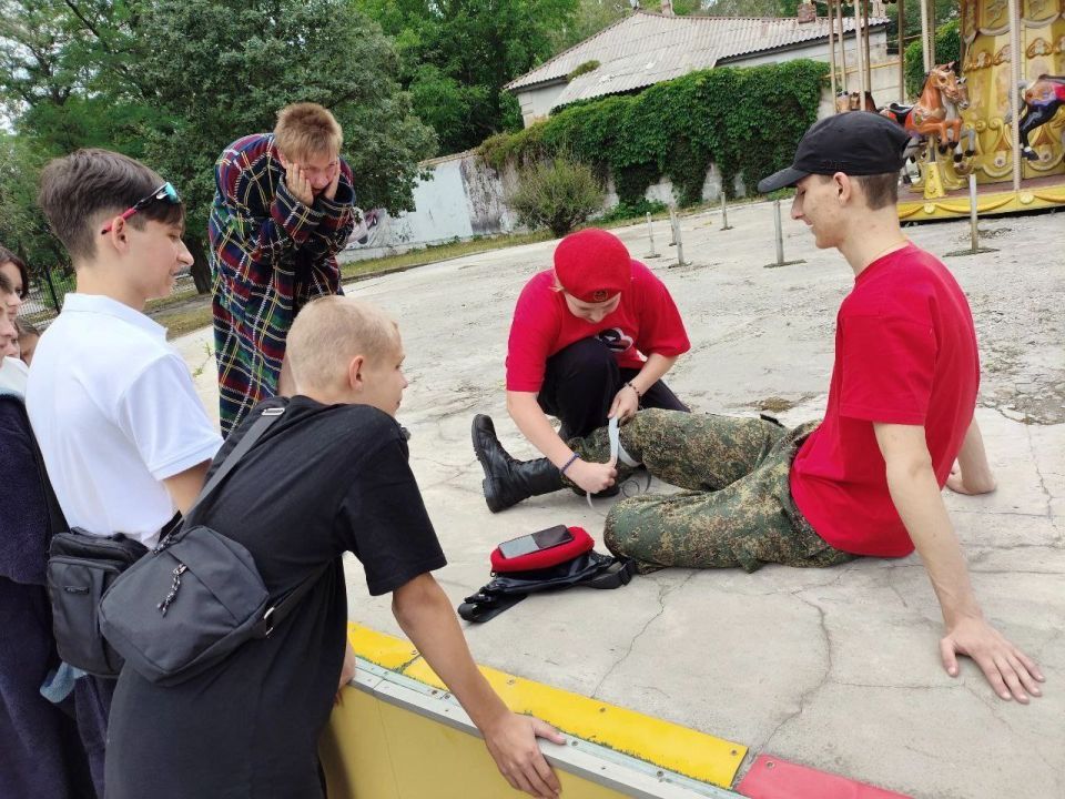 В рамках празднования Дня молодежи на территории открытой площадки активистами Движения Первых, Юнармии и МГЕР была организована работа интерактивных площадок (творческая, спортивная, военно-патриотическая, интерактивная)... В рамках празднования Дня молодежи на территории открытой площадки активистами Движения Первых, Юнармии и МГЕР была организована работа интерактивных площадок (творческая, спортивная, военно-патриотическая, интерактивная)...