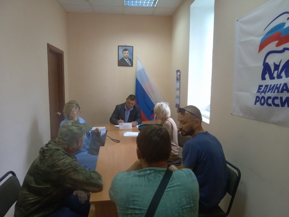 1 июля руководитель Управы Червоногвардейского внутригородского района Администрации городского округа Макеевка Антон Гринзовский провел приём граждан в Общественной приемной партии «Единая Россия» Червоногвардейского района... 1 июля руководитель Управы Червоногвардейского внутригородского района Администрации городского округа Макеевка Антон Гринзовский провел приём граждан в Общественной приемной партии «Единая Россия» Червоногвардейского района...