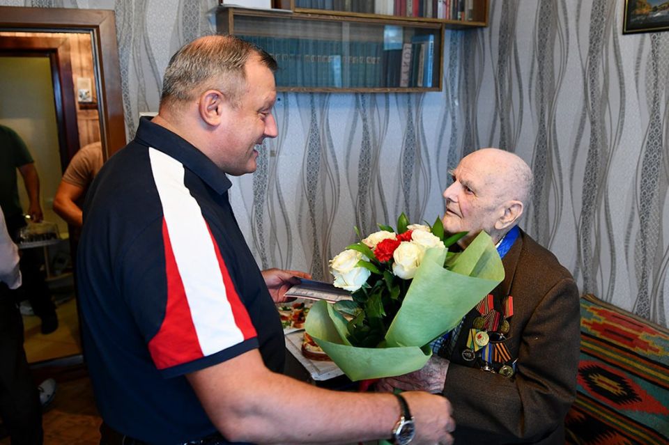 Глава города Донецка Алексей Кулемзин поздравил ветерана Великой Отечественной войны с вековым юбилеем Глава города Донецка Алексей Кулемзин поздравил ветерана Великой Отечественной войны с вековым юбилеем