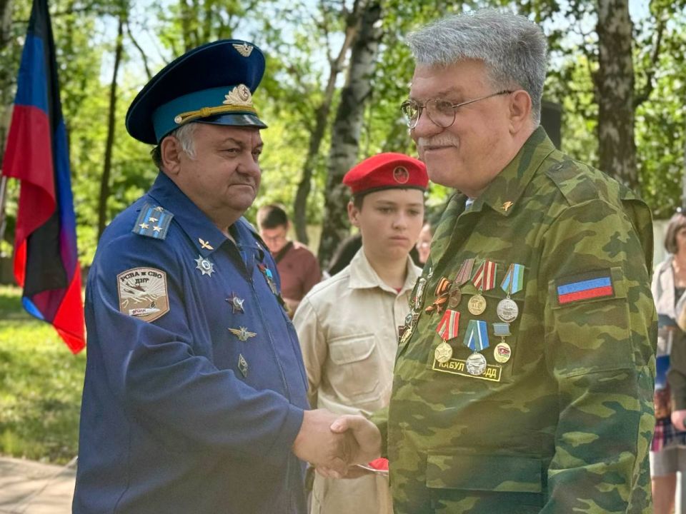 Александр Шатов: В Шахтерске состоялось памятное мероприятие с возложением цветов, посвященное Дню ветеранов боевых действий Александр Шатов: В Шахтерске состоялось памятное мероприятие с возложением цветов, посвященное Дню ветеранов боевых действий