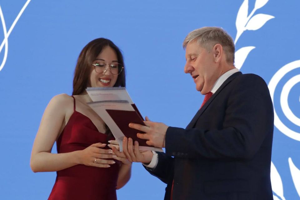 Андрей Чертков: Вручил сегодня дипломы лучшим выпускникам Донбасской национальной академии строительства и архитектуры Андрей Чертков: Вручил сегодня дипломы лучшим выпускникам Донбасской национальной академии строительства и архитектуры