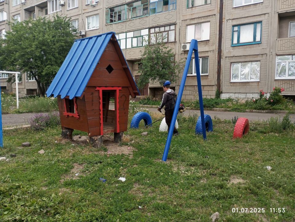 На территории городского округа Дебальцево продолжаются работы по покосу сорных и карантинных трав На территории городского округа Дебальцево продолжаются работы по покосу сорных и карантинных трав