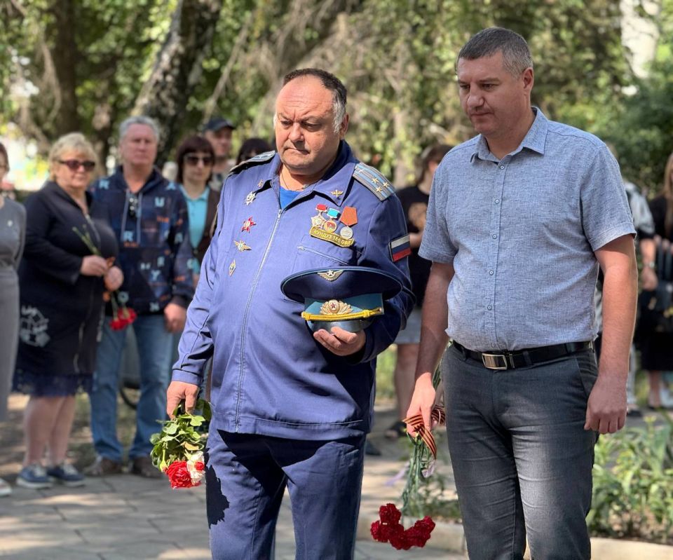 Александр Шатов: В Шахтерске состоялось памятное мероприятие с возложением цветов, посвященное Дню ветеранов боевых действий Александр Шатов: В Шахтерске состоялось памятное мероприятие с возложением цветов, посвященное Дню ветеранов боевых действий