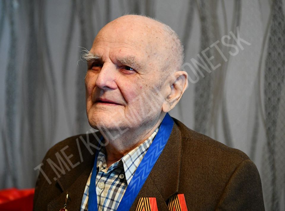 Алексей Кулемзин: Сегодня поздравил со 100-летием нашего земляка, почётного гражданина города Донецка, ветерана Великой Отечественной войны – Георгия Сафроновича Живорова Алексей Кулемзин: Сегодня поздравил со 100-летием нашего земляка, почётного гражданина города Донецка, ветерана Великой Отечественной войны – Георгия Сафроновича Живорова