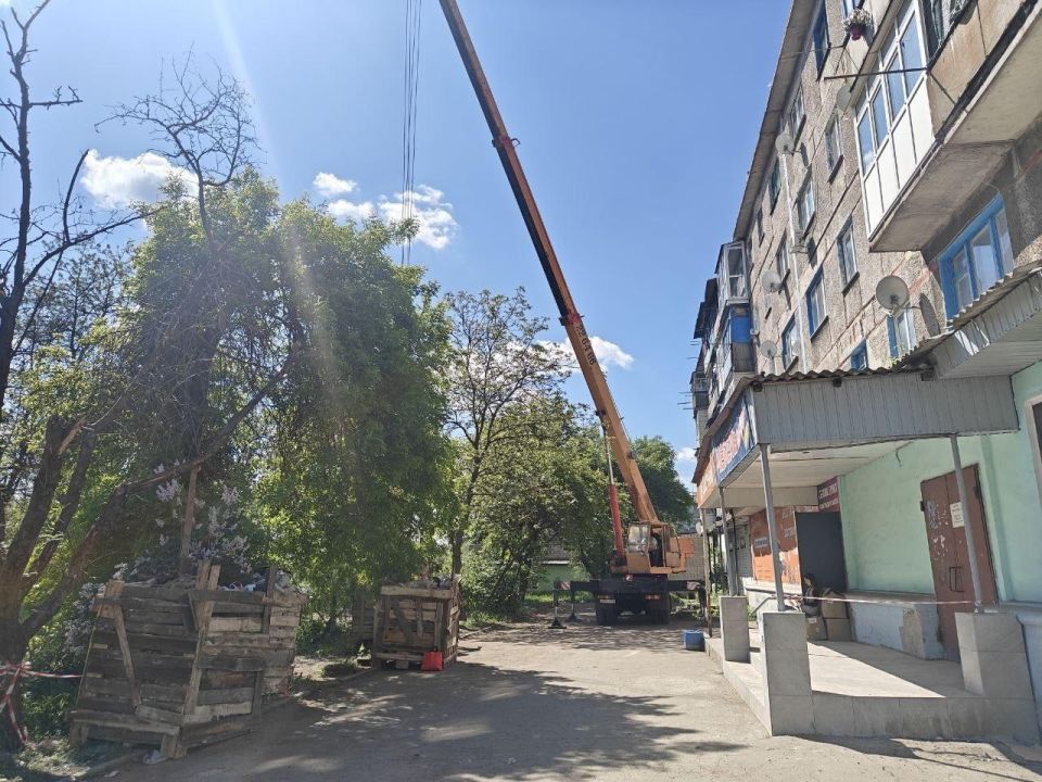 В Снежном ведется капитальный ремонт крыши домов на улице Советской В Снежном ведется капитальный ремонт крыши домов на улице Советской